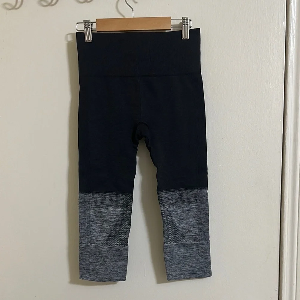 Lululemon Seamlessly Street Crop Heathered Black Grey Ombre Size 4‎ Stretch Yoga